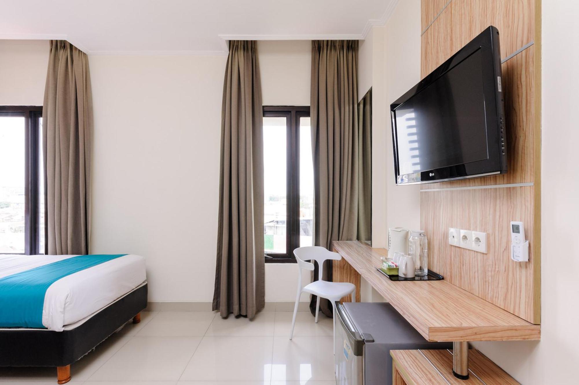 Sans Hotel Green Bekasi By Reddoorz Экстерьер фото