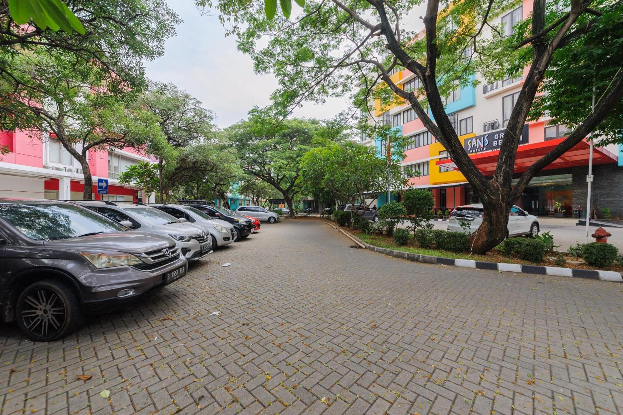 Sans Hotel Green Bekasi By Reddoorz Экстерьер фото